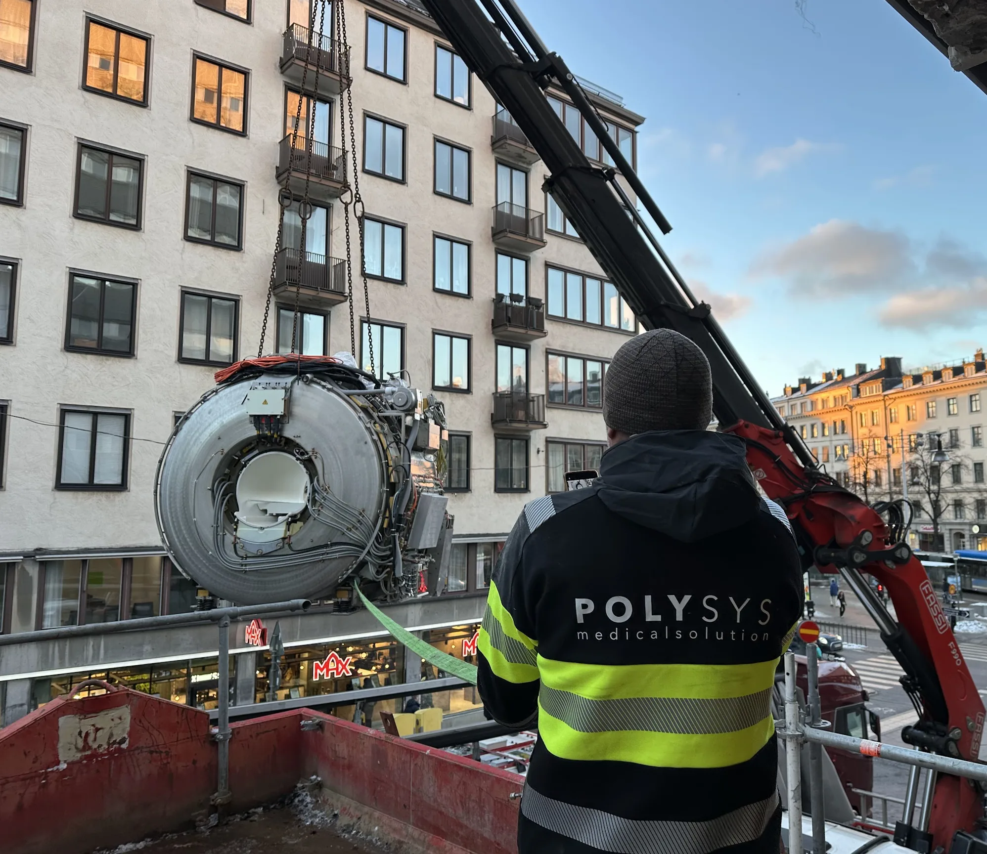 POLYSYS-tekniker övervakar lyft av en MR-magnet med kran